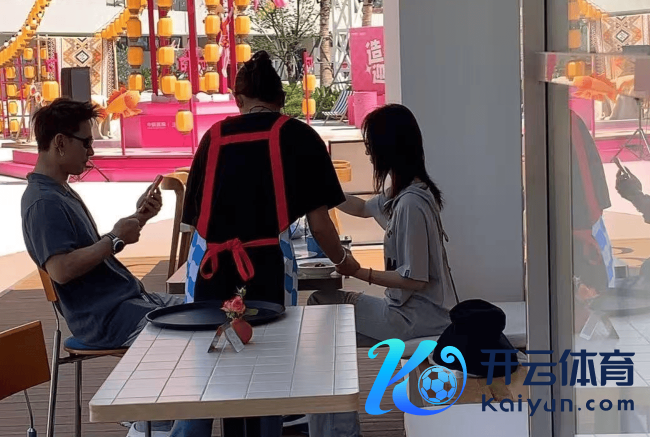 吴谨言洪尧海南度假被偶遇 享受二东说念主天下恩爱幸福